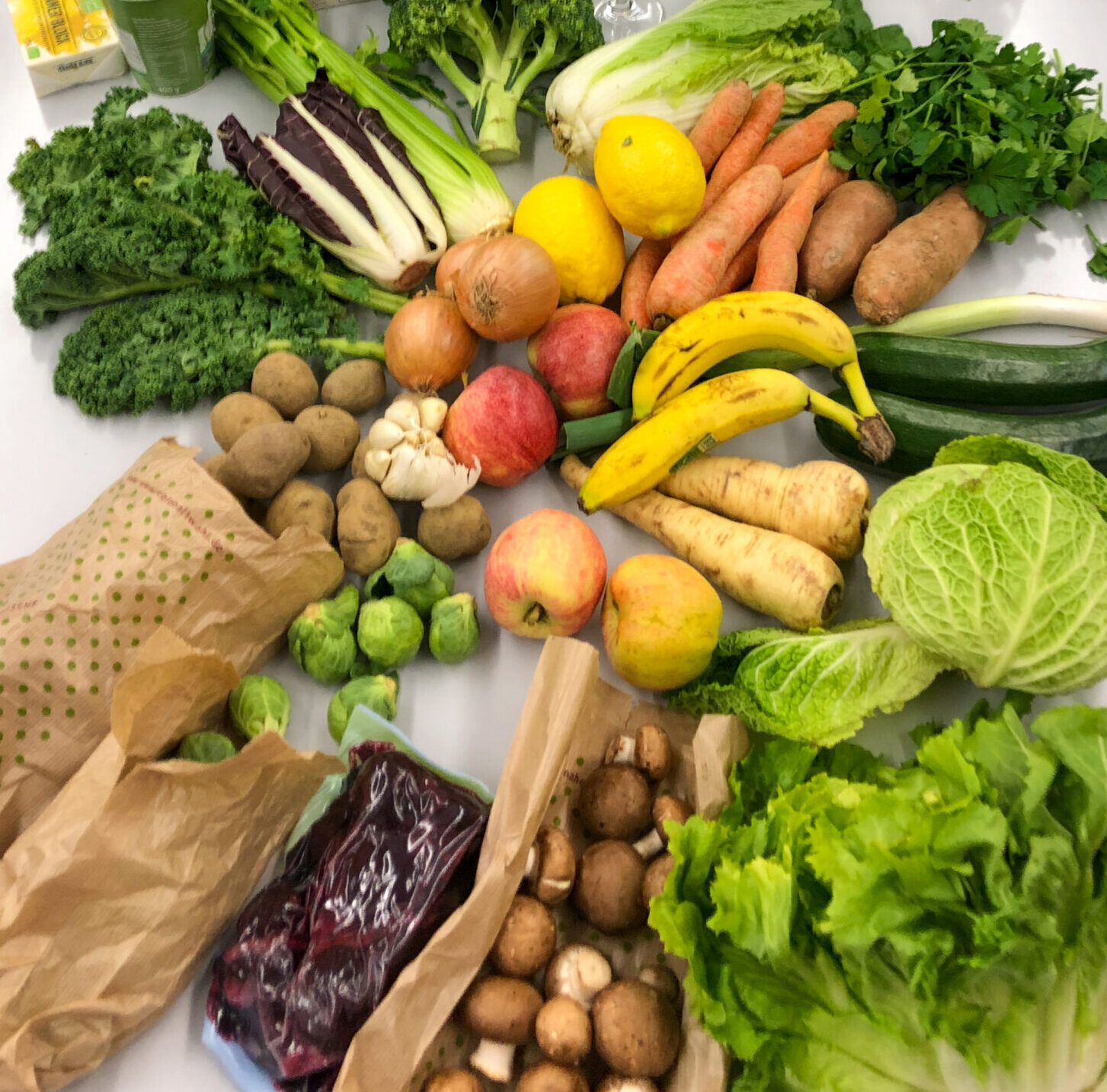Ein Bild von buntem Gemüse auf einem Tisch | Ernährungs-Coaching Sylvia Geiger